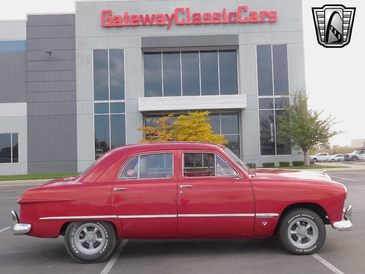 Ford-Custom-Berline-1949-Red-Red-138482-6