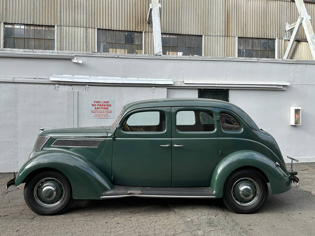 Ford-Deluxe-1937-64734-3