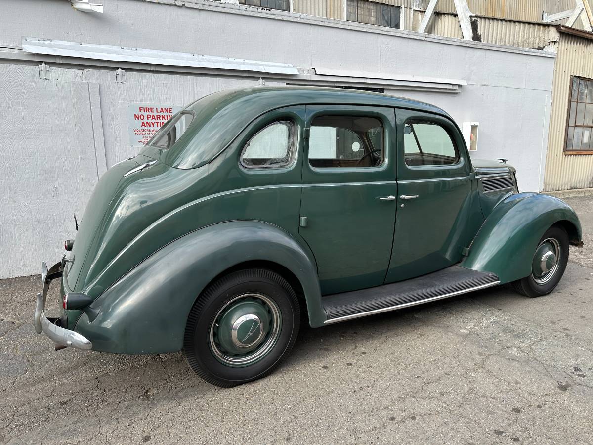 Ford-Deluxe-1937-64734-7