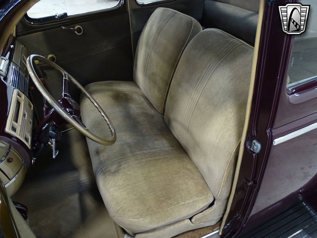 Ford-Deluxe-1940-Burgundy-Beige-26821-6