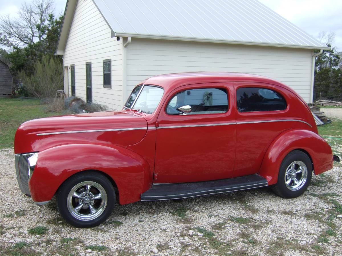 Ford-Deluxe-1940-red-56327-1