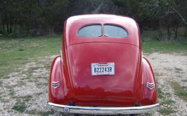 Ford-Deluxe-1940-red-56327-2