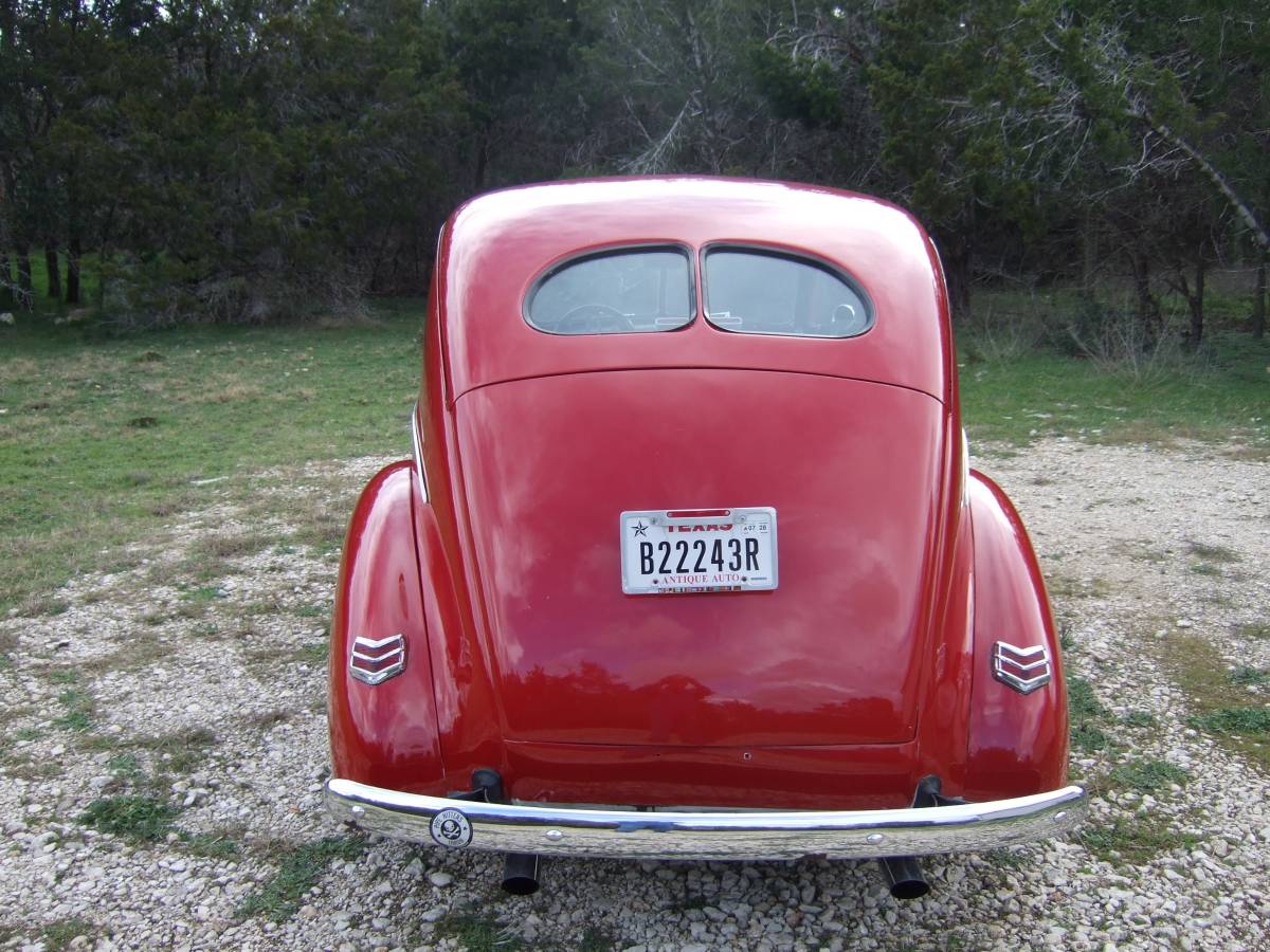 Ford-Deluxe-1940-red-56327-2