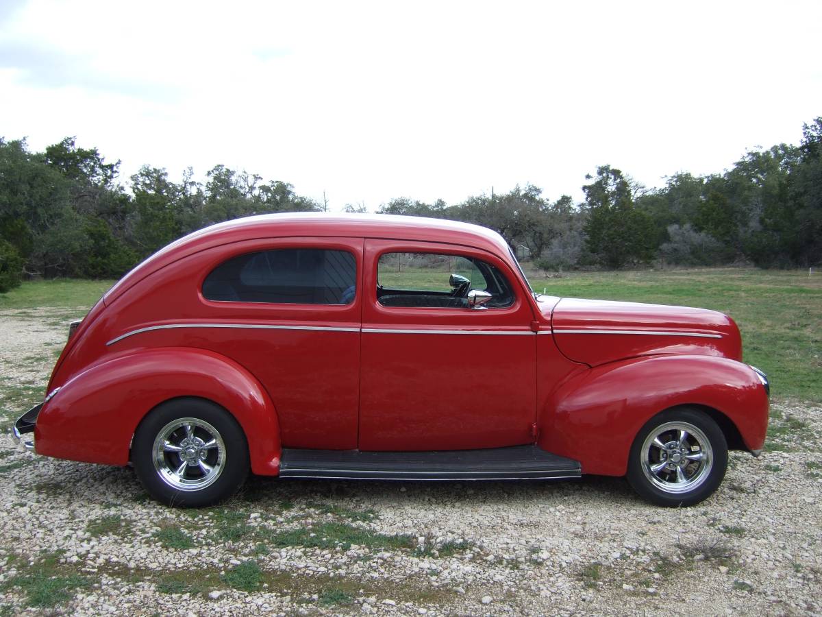 Ford-Deluxe-1940-red-56327-3