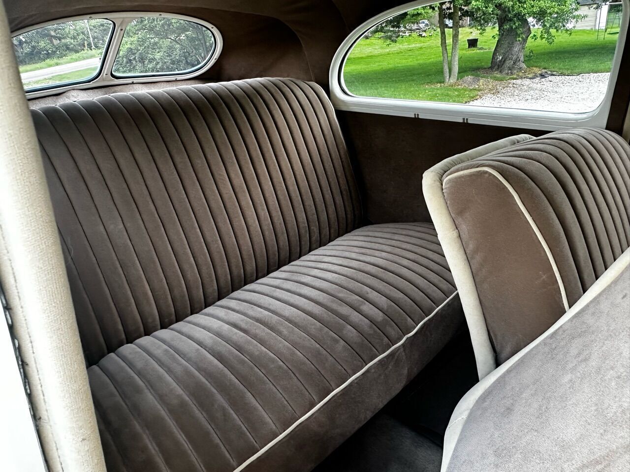 Ford-Deluxe-Berline-1939-White-Tan-142232-35