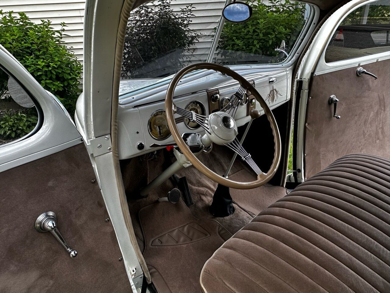 Ford-Deluxe-Berline-1939-White-Tan-142232-39