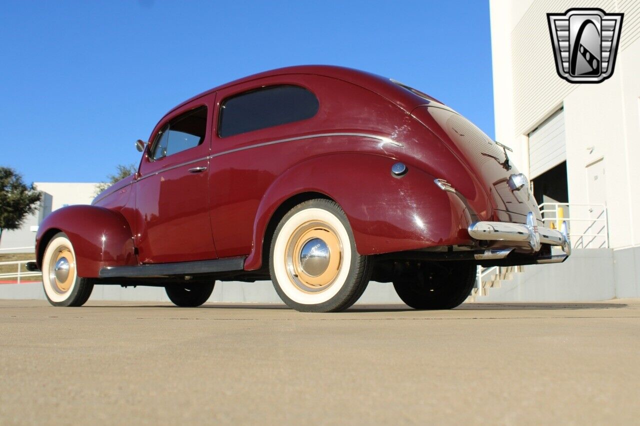 Ford-Deluxe-Berline-1940-Maroon-Brown-132074-4