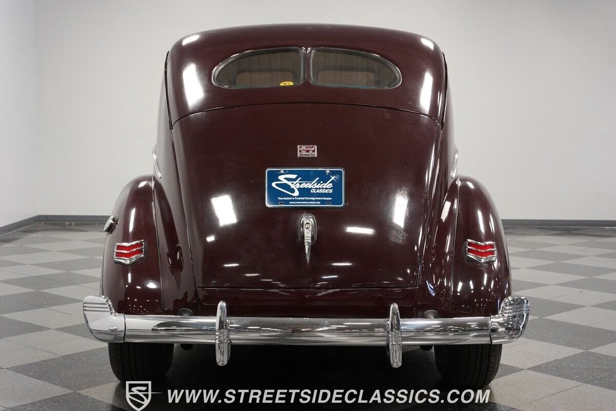 Ford-Deluxe-Berline-1940-Maroon-Tan-122001-10