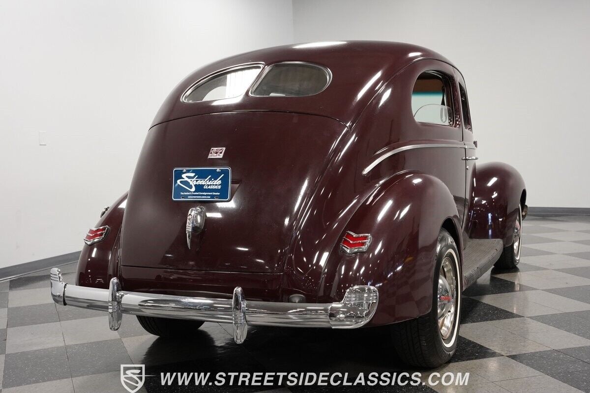 Ford-Deluxe-Berline-1940-Maroon-Tan-122001-11