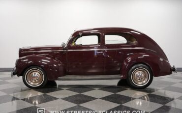 Ford-Deluxe-Berline-1940-Maroon-Tan-122001-2