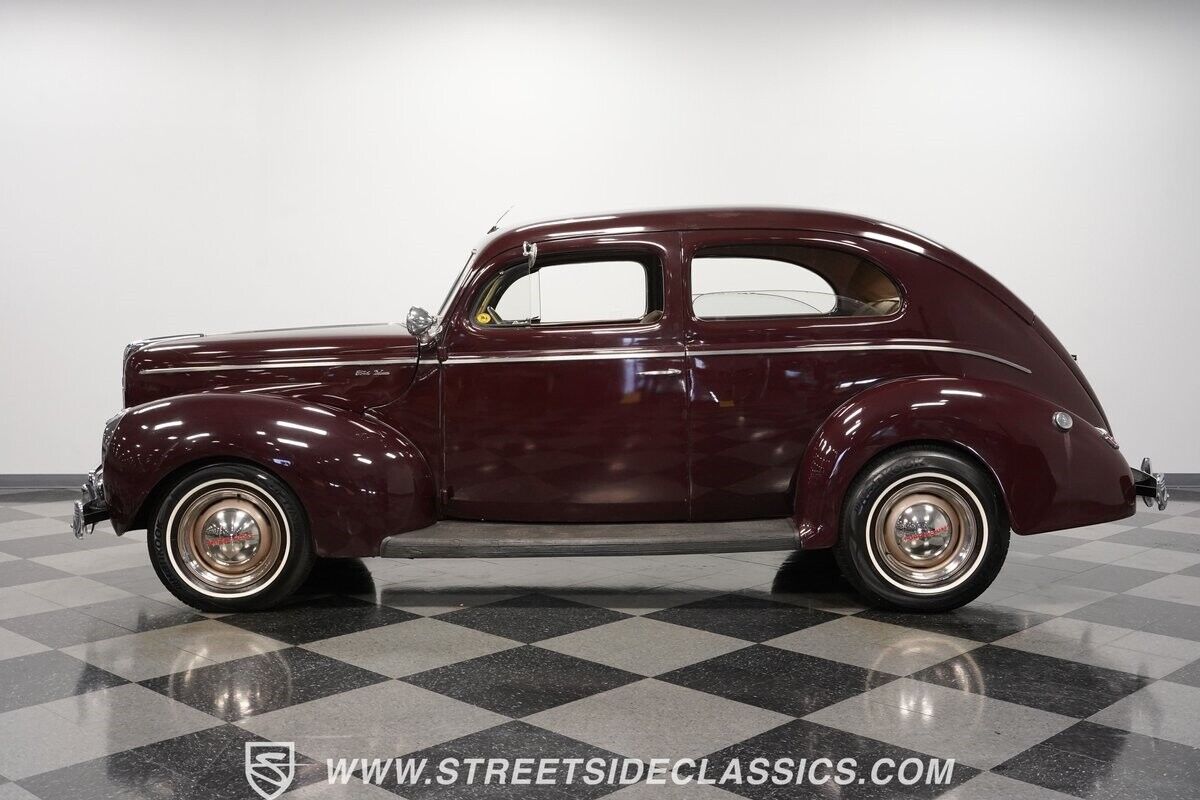 Ford-Deluxe-Berline-1940-Maroon-Tan-122001-2