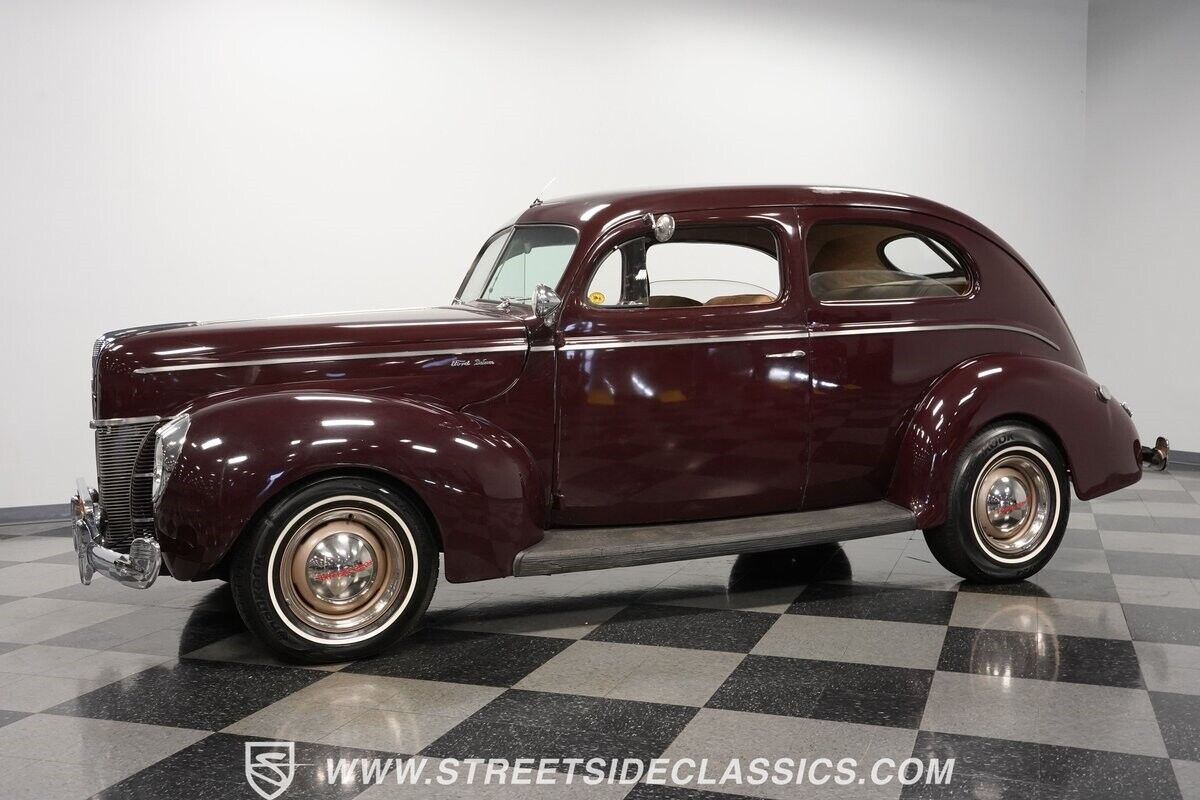 Ford-Deluxe-Berline-1940-Maroon-Tan-122001-6