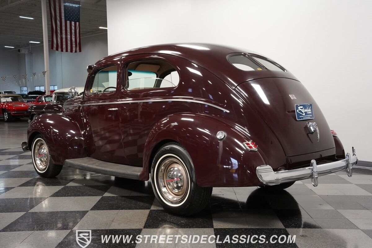 Ford-Deluxe-Berline-1940-Maroon-Tan-122001-9