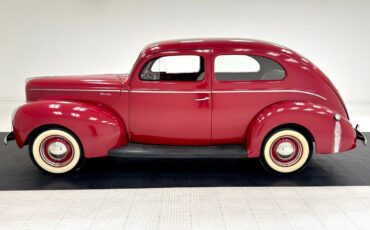 Ford-Deluxe-Berline-1940-Red-Tan-67592-1