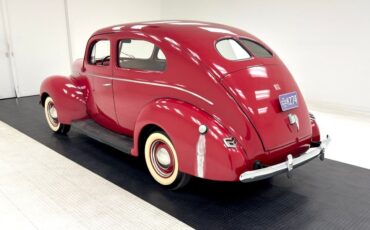 Ford-Deluxe-Berline-1940-Red-Tan-67592-2