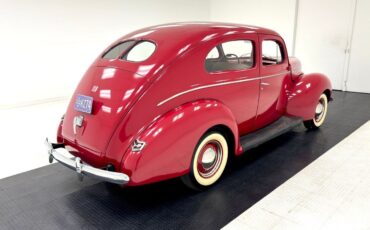 Ford-Deluxe-Berline-1940-Red-Tan-67592-4