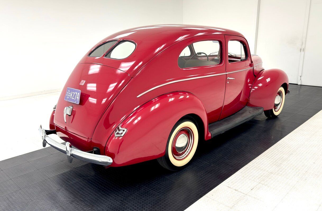 Ford-Deluxe-Berline-1940-Red-Tan-67592-4