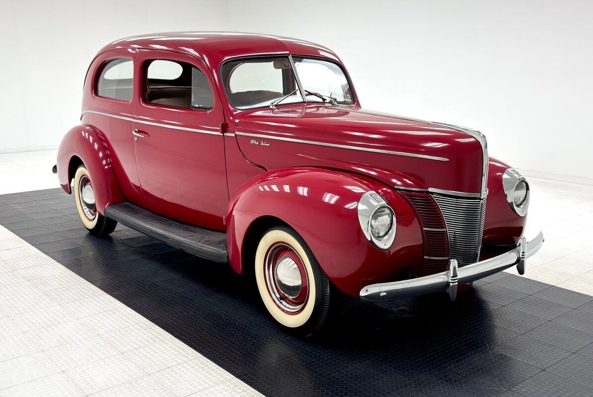 Ford-Deluxe-Berline-1940-Red-Tan-67592-6