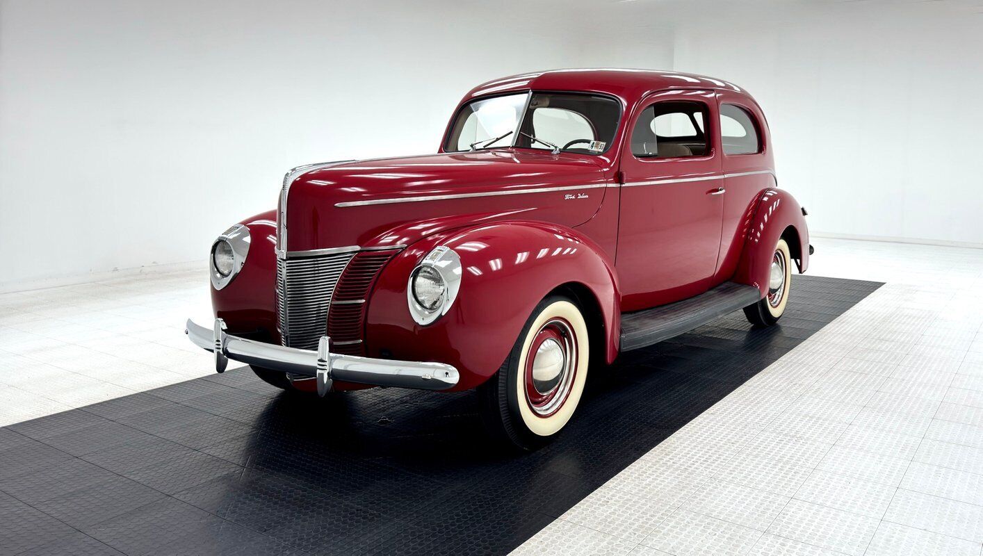 Ford-Deluxe-Berline-1940-Red-Tan-67592