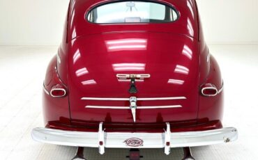 Ford-Deluxe-Berline-1947-Red-Gray-108972-3