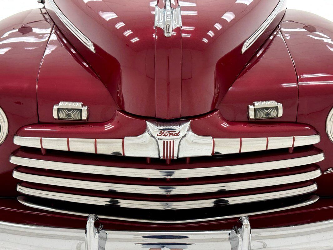 Ford-Deluxe-Berline-1947-Red-Gray-108972-8