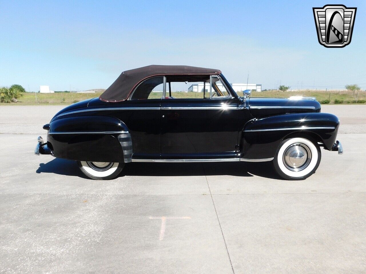 Ford-Deluxe-Cabriolet-1947-Black-Red-13034-4