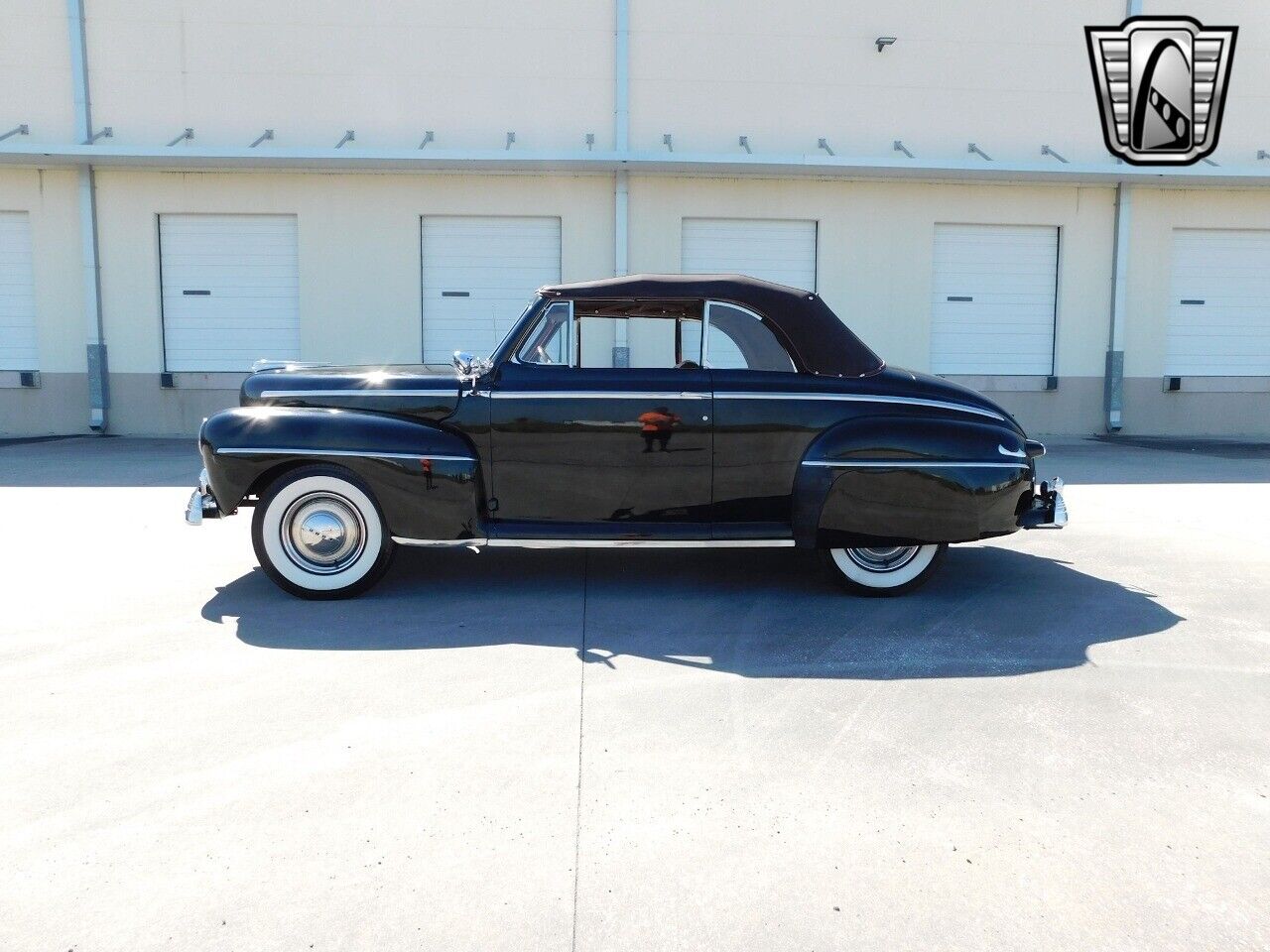 Ford-Deluxe-Cabriolet-1947-Black-Red-13034-5