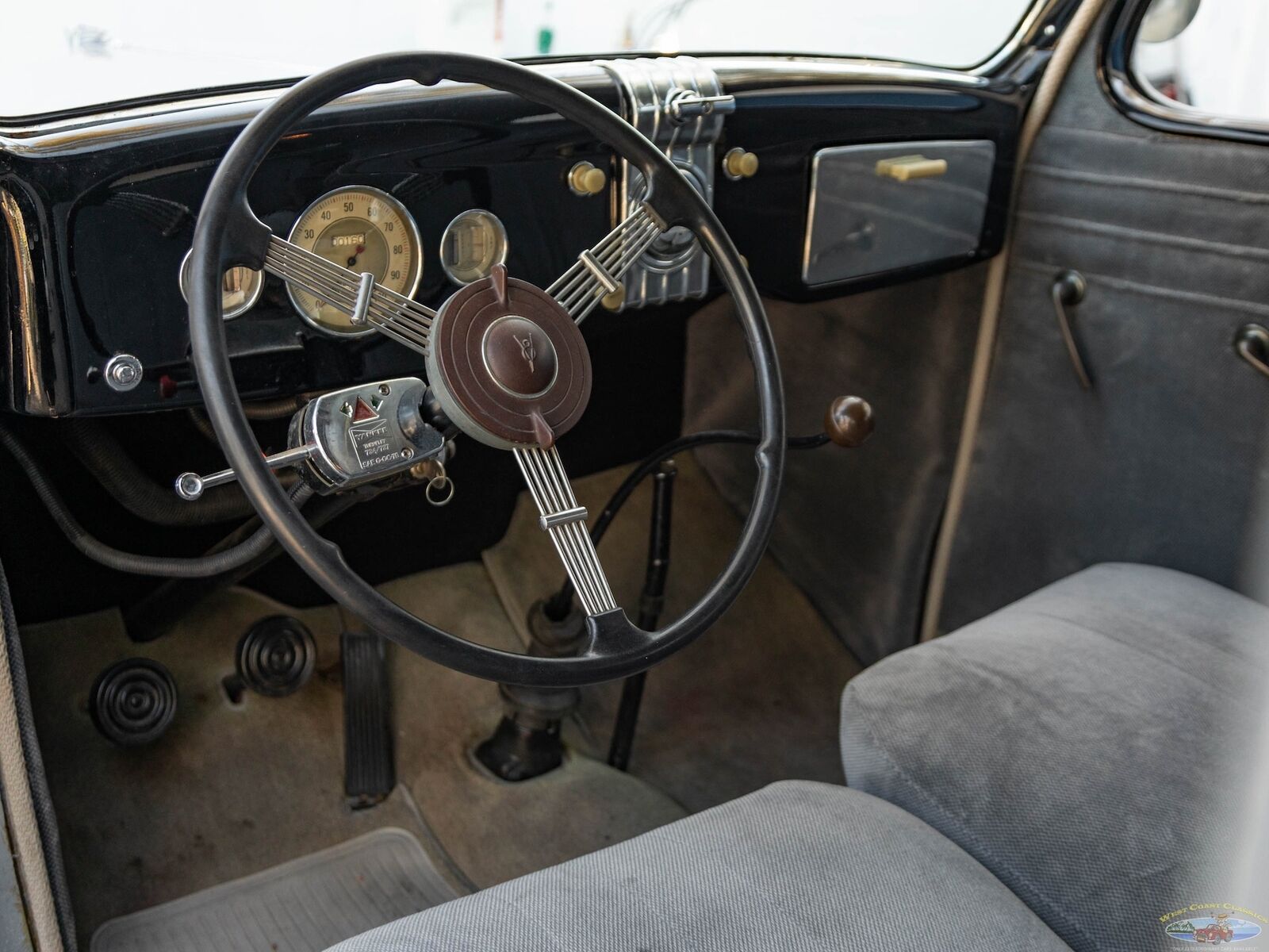 Ford-Deluxe-Tudor-1935-Gray-Gray-257-30