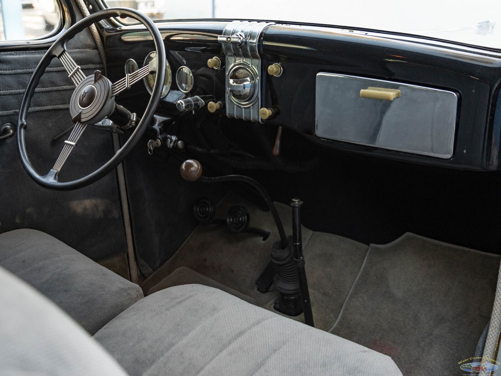 Ford-Deluxe-Tudor-1935-Gray-Gray-257-33