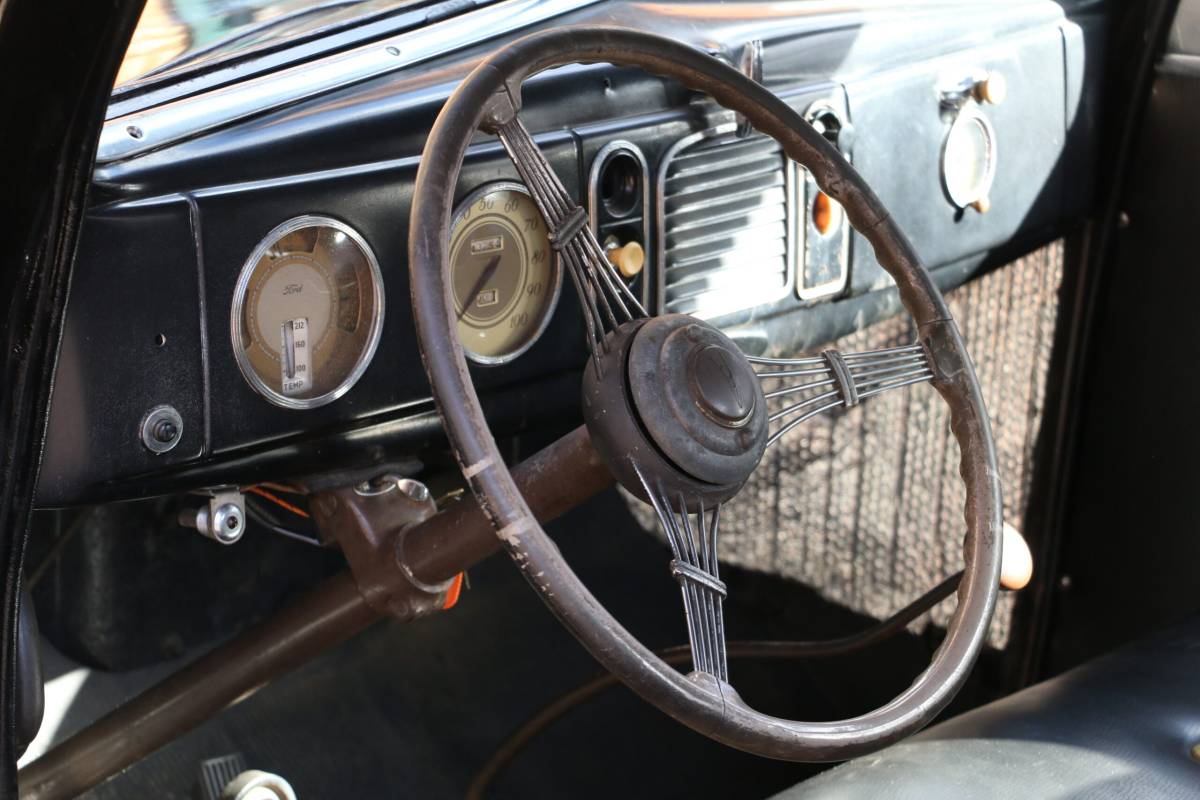 Ford-Deluxe-coupe-1938-black-75639-11