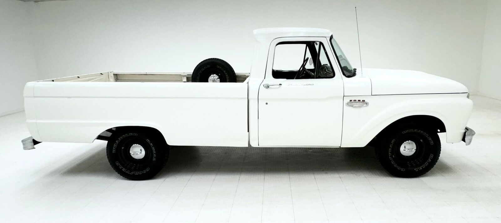 Ford-F-100-Pickup-1966-White-Black-483-5