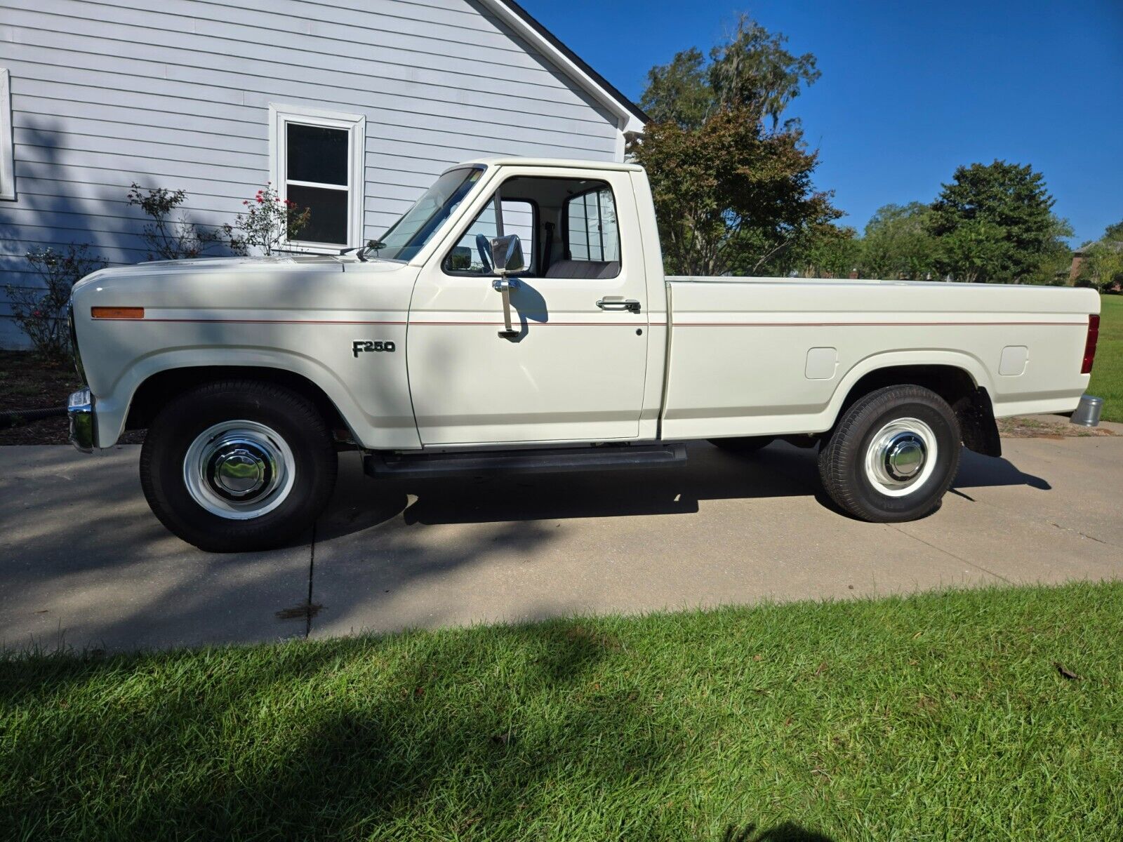 Ford-F-250-1984-White-Gray-49890-1