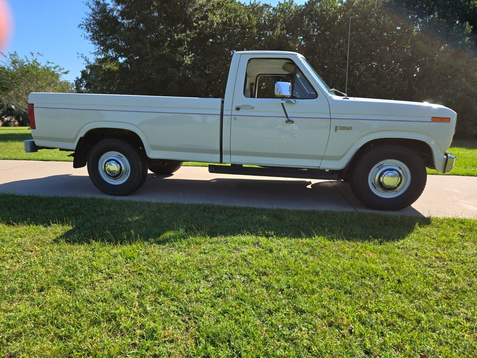 Ford-F-250-1984-White-Gray-49890-2