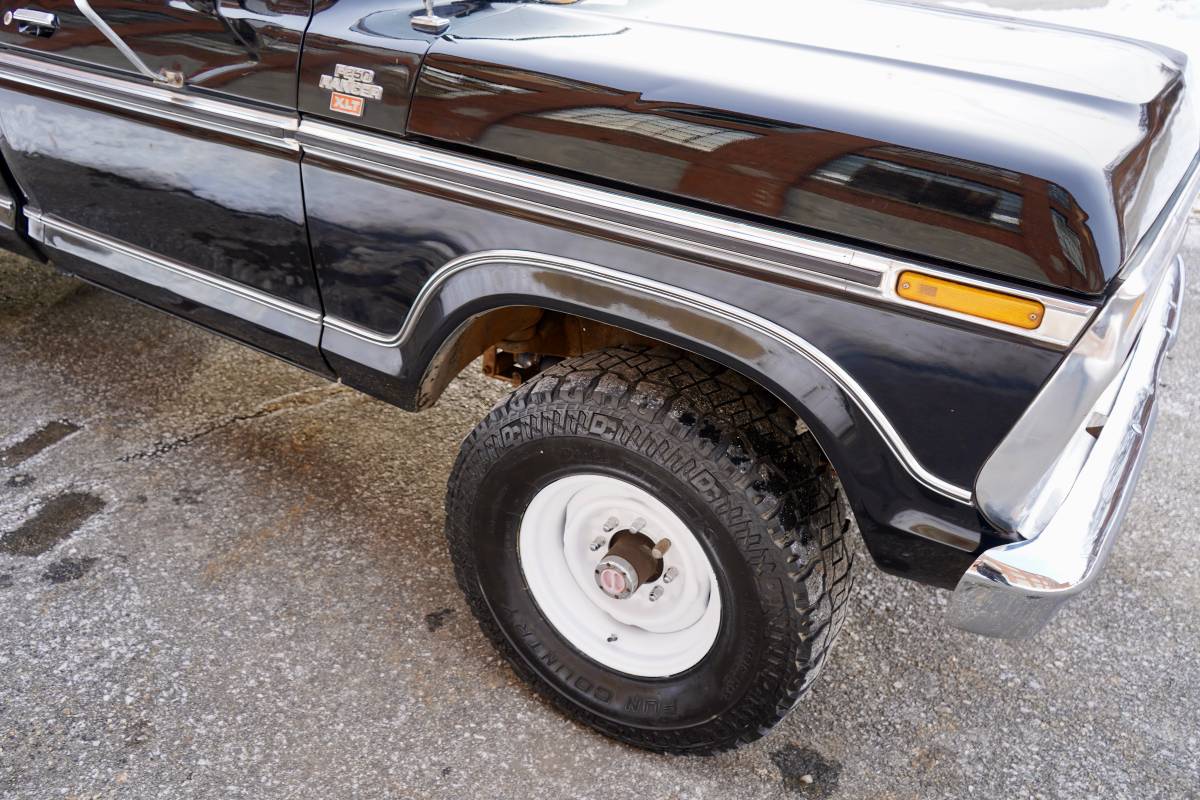 Ford-F-250-4x4-1977-black-136794-10