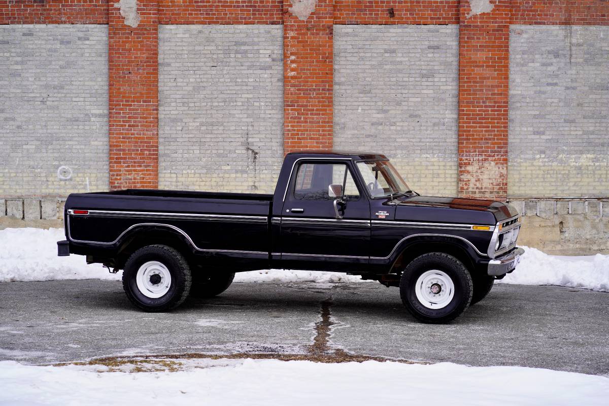 Ford-F-250-4x4-1977-black-136794-7