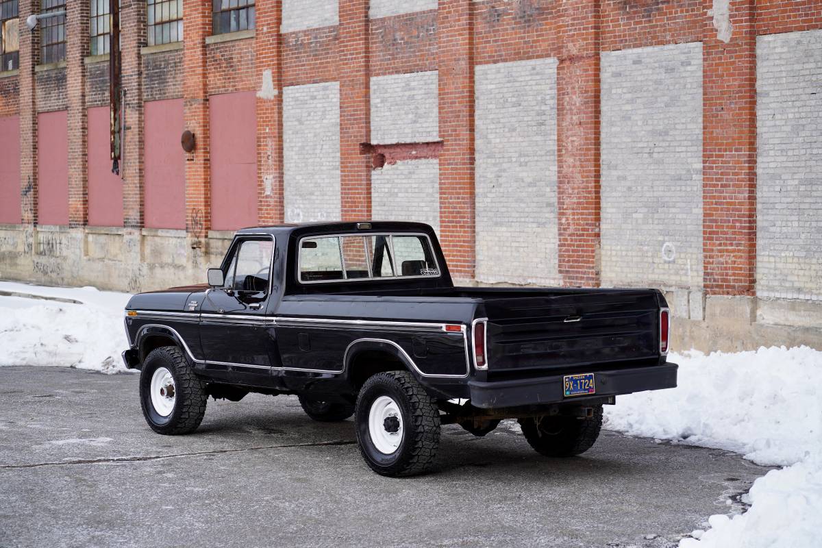 Ford-F-250-4x4-1977-black-136794-9