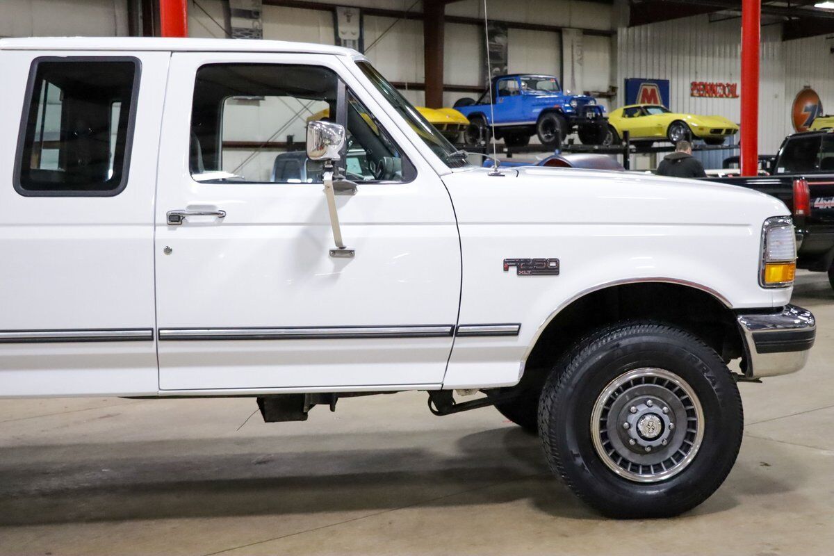 Ford-F-250-Pickup-1993-White-Gray-177979-10