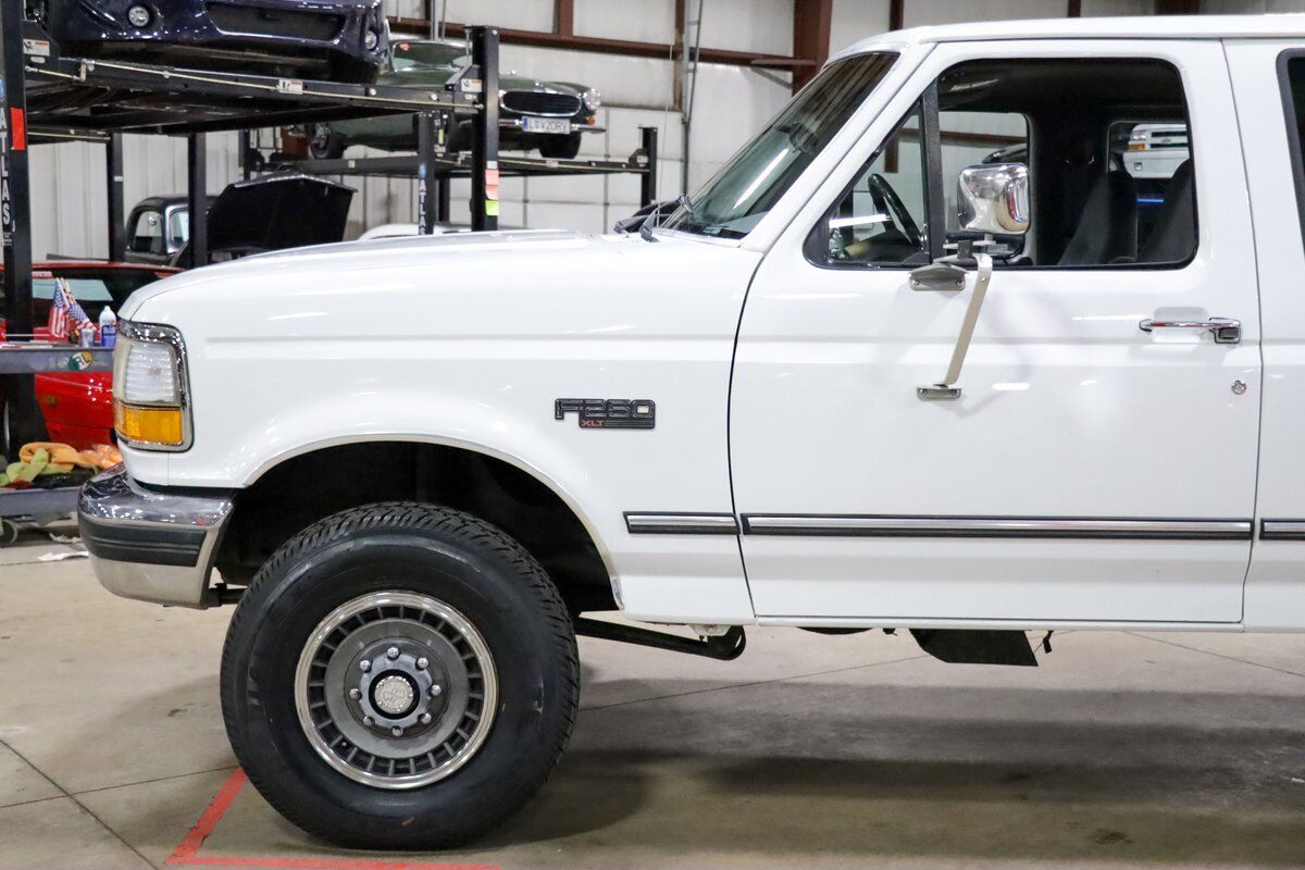 Ford-F-250-Pickup-1993-White-Gray-177979-2