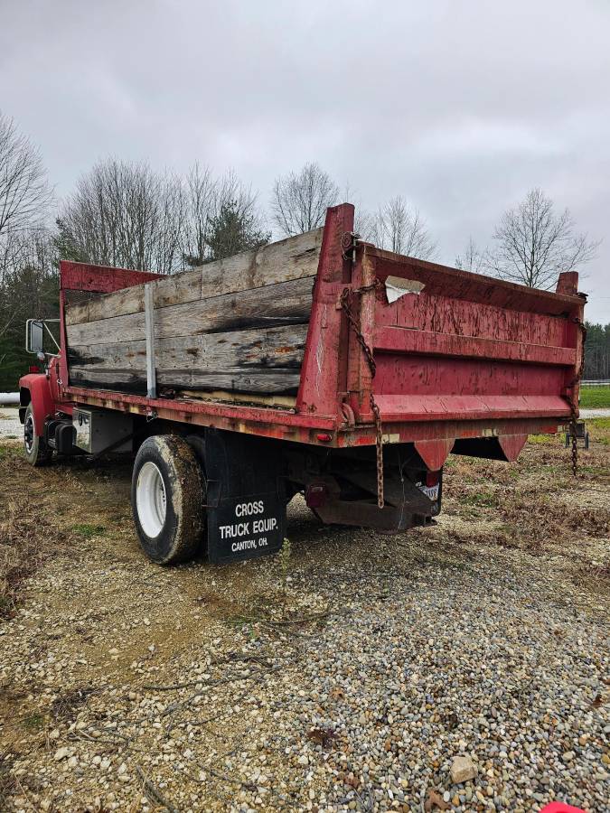 Ford-F-700-1991-red-196339-4