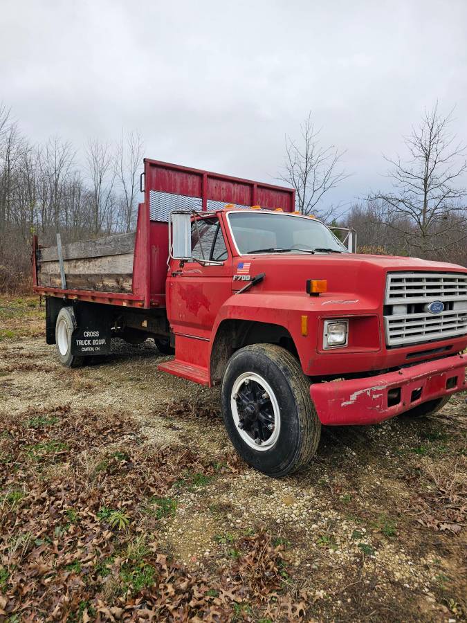 Ford-F-700-1991-red-196339