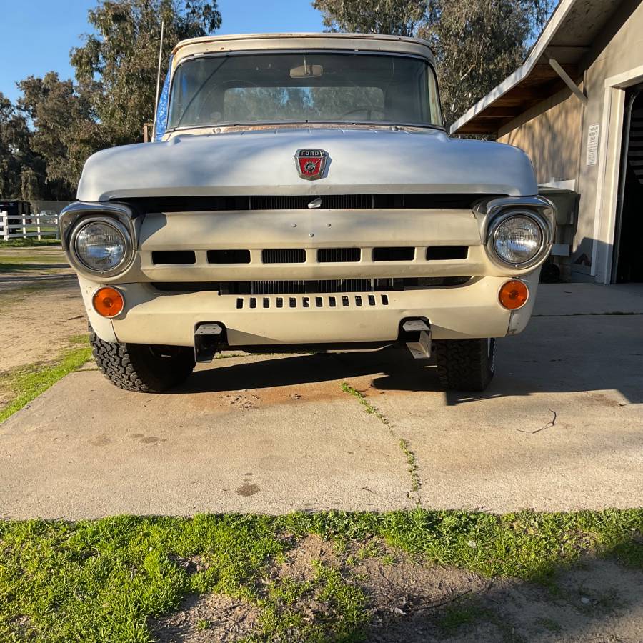 Ford-F100-shortbed-custom-cab-1957-white-1609-4