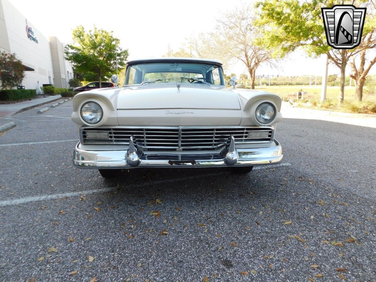 Ford-Fairlane-1957-White-Black-137514-2