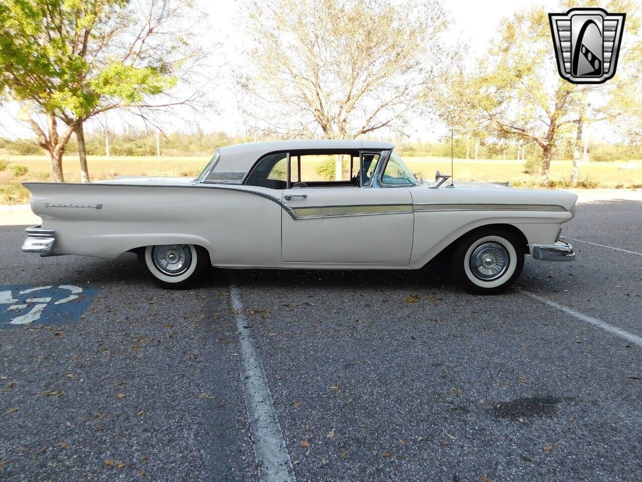 Ford-Fairlane-1957-White-Black-137514-3