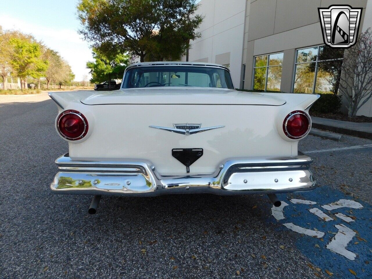 Ford-Fairlane-1957-White-Black-137514-4