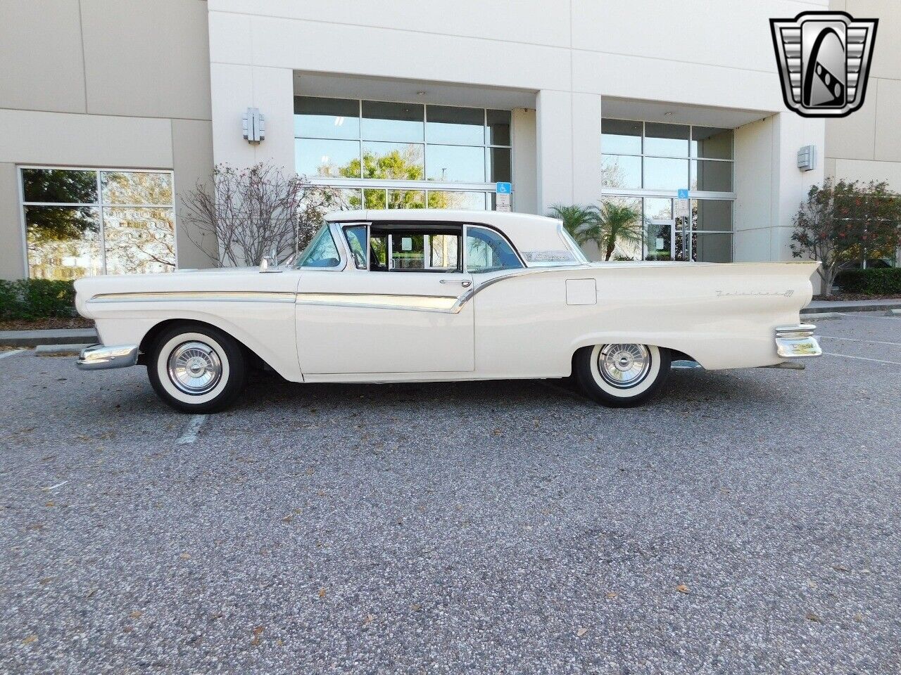 Ford-Fairlane-1957-White-Black-137514-5