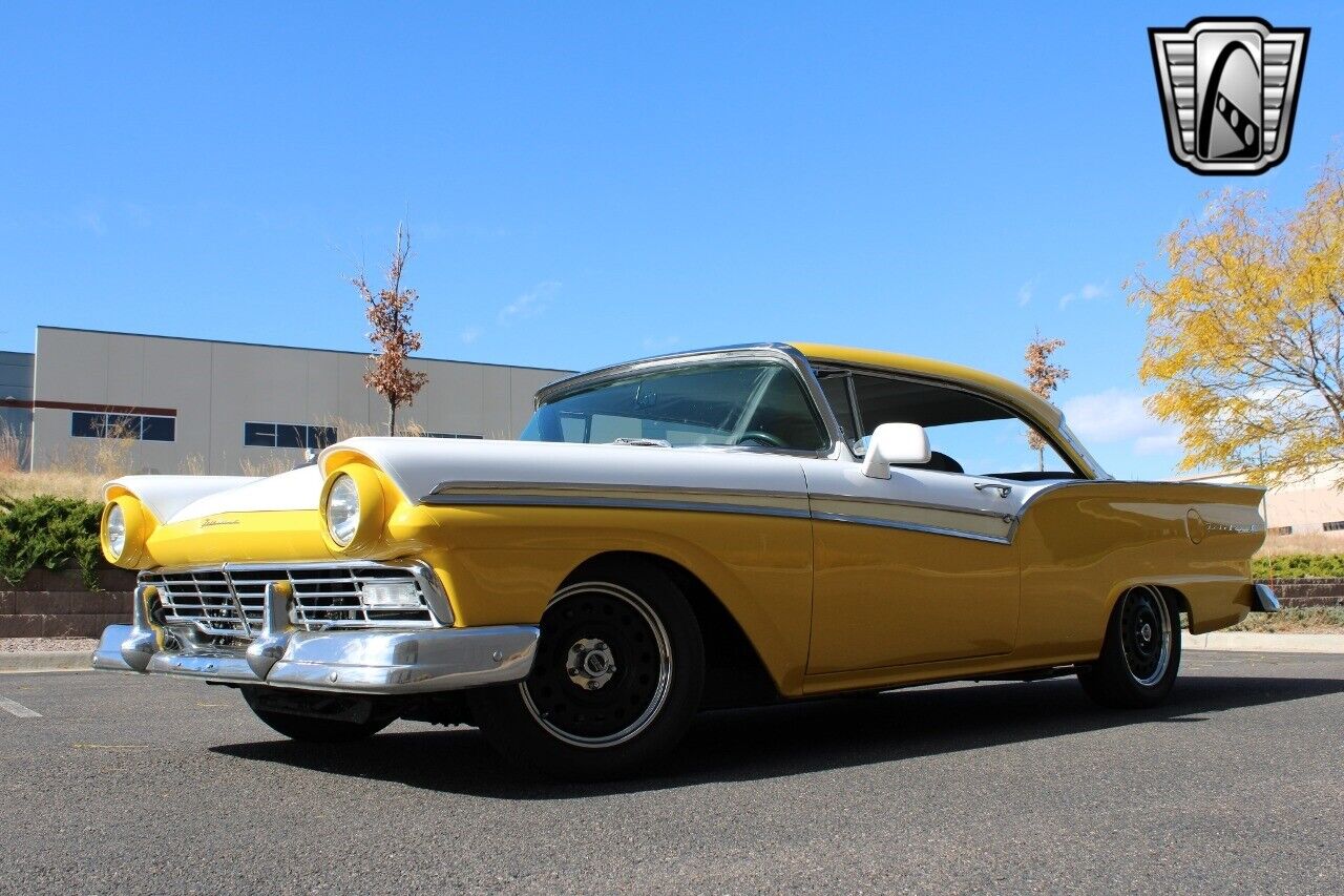 Ford-Fairlane-500.-Coupe-1957-Yellow-Gray-185681-2