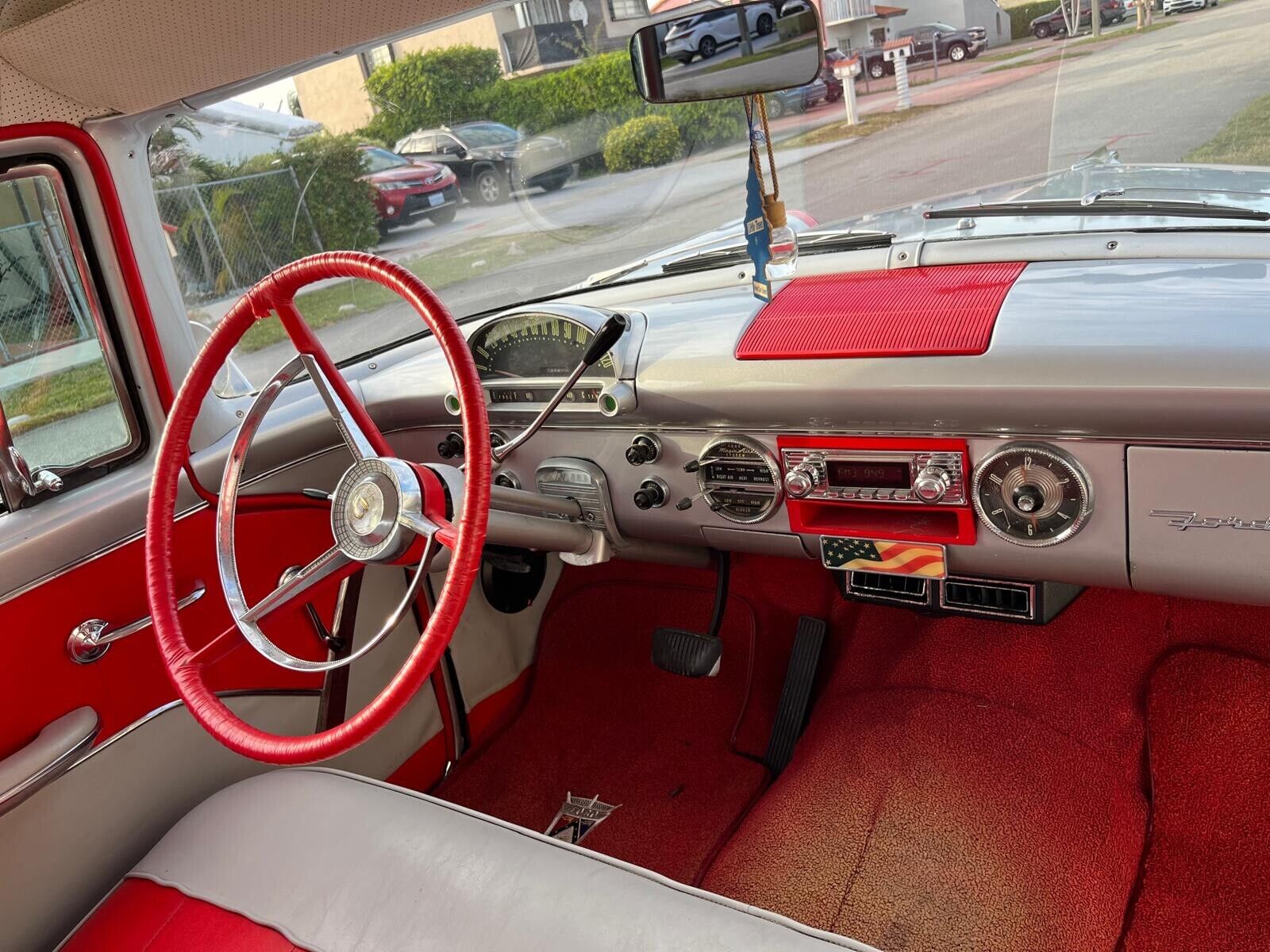 Ford-Fairlane-Berline-1955-redsilver-red-and-grey-117707-11