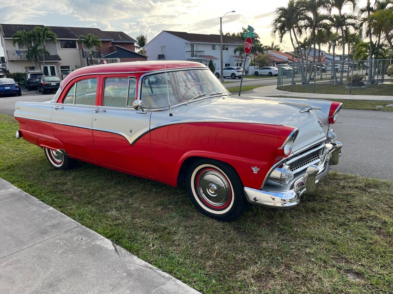 Ford-Fairlane-Berline-1955-redsilver-red-and-grey-117707-2