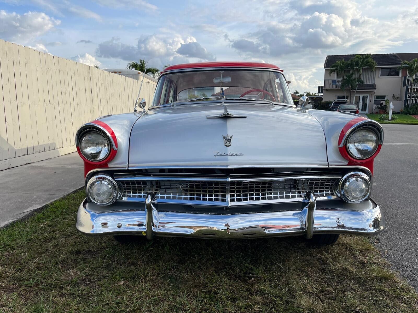 Ford-Fairlane-Berline-1955-redsilver-red-and-grey-117707-3