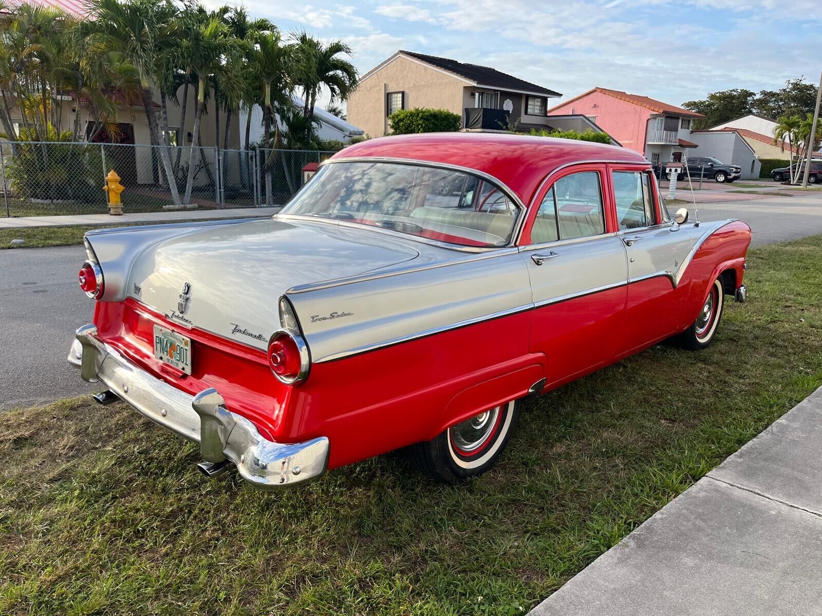 Ford-Fairlane-Berline-1955-redsilver-red-and-grey-117707-7